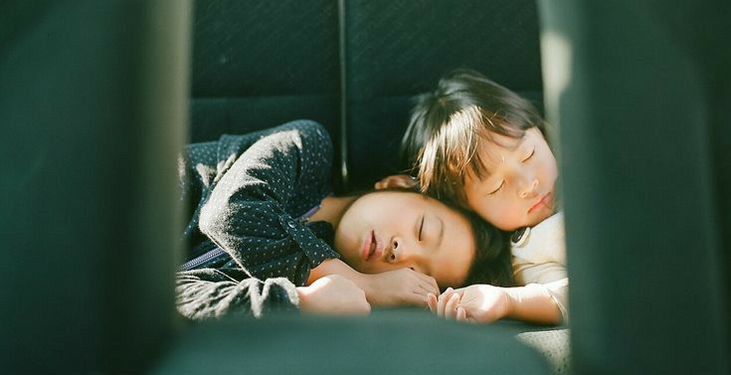 雷克萨斯做法：孩子在后排安静睡着，车机不打扰